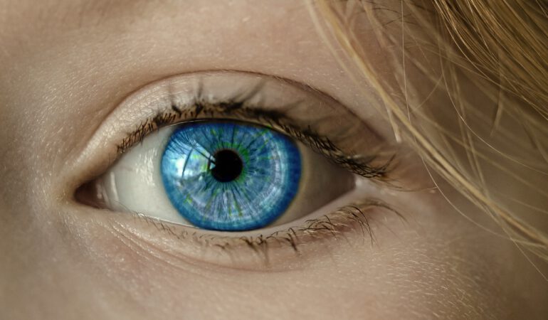 Niebieskie oko kobiety