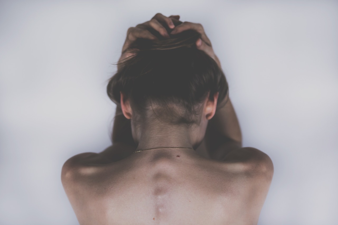 Kobieta z bólem głowy jako jeden z objawów depresji