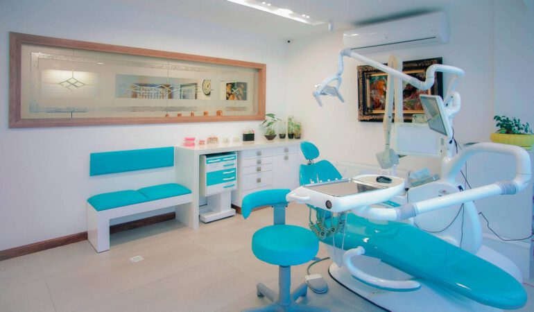 Wyposażony, duży gabinet stomatologiczny